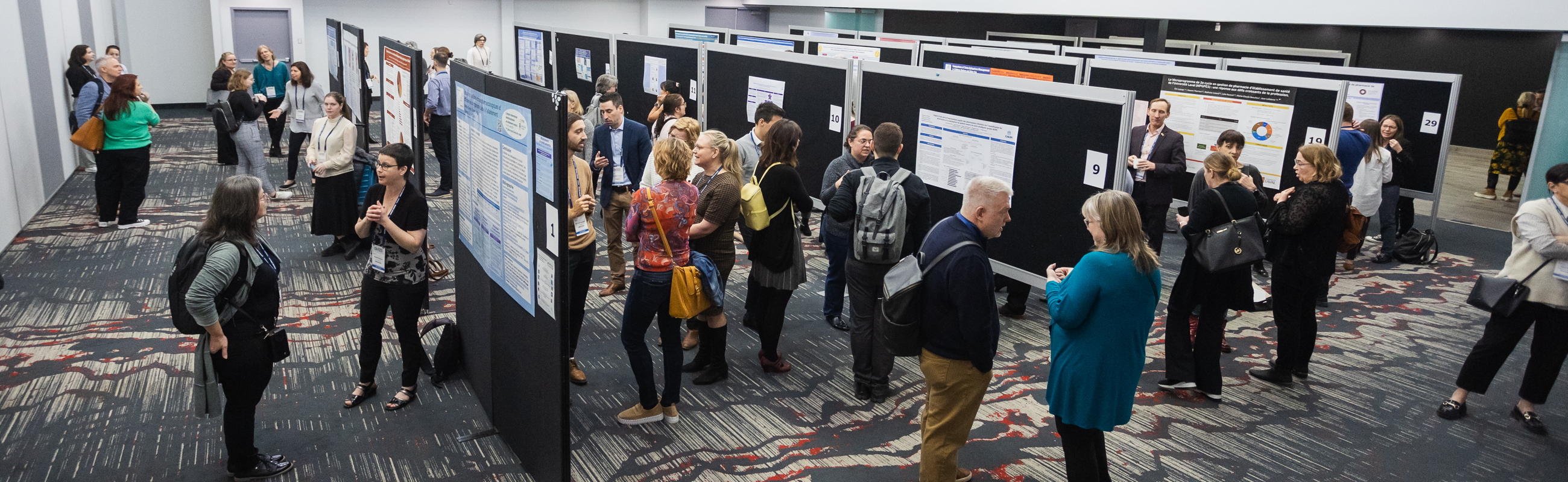 Personnes participant à la présentation d'affiches scientifiques